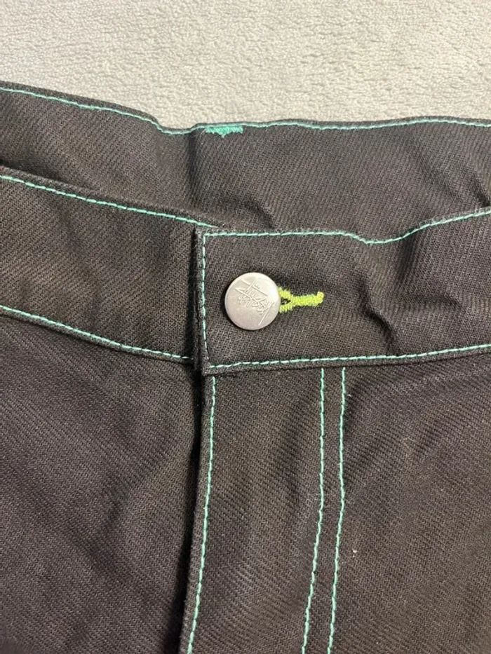 Short/Jort Stussy Black Embroidered Green Forest Big Logo Back – Taille XL - photo numéro 6