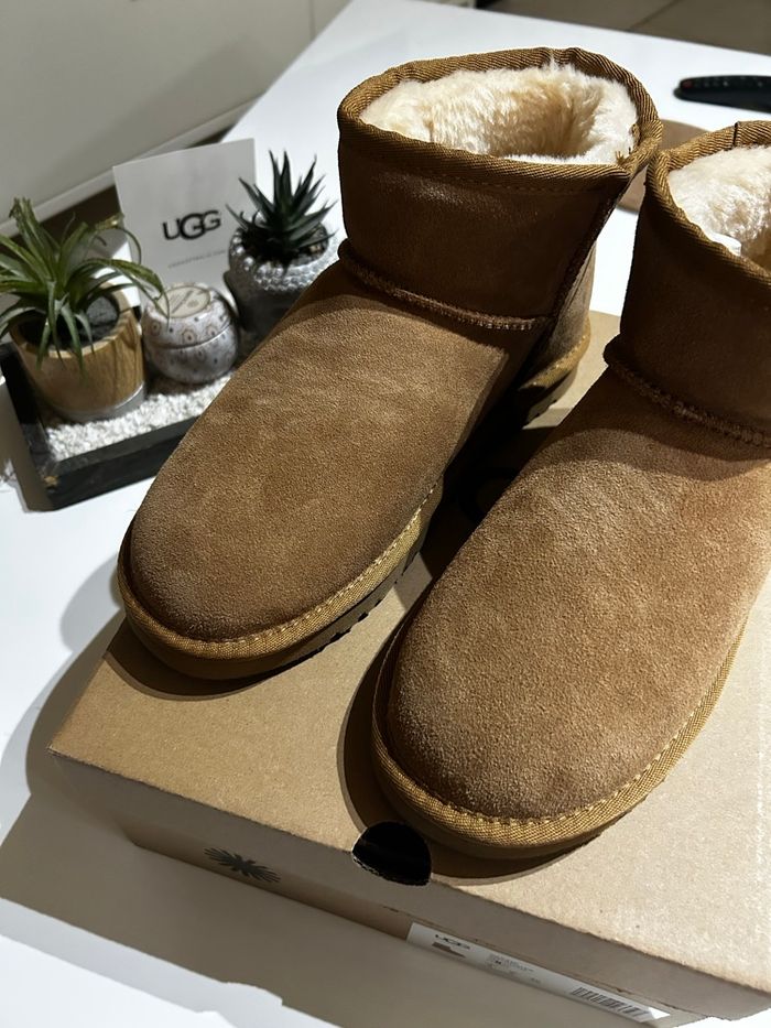 👟- UGG Boots Mini beige - Taille 38 - 👟 - photo numéro 1