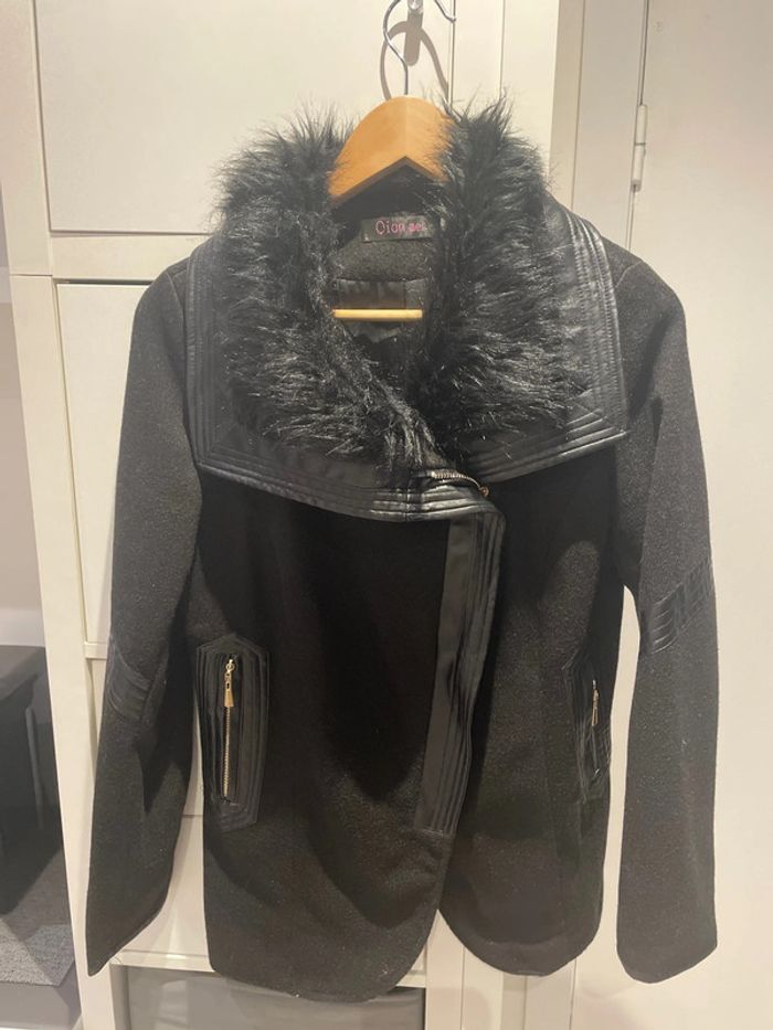 Manteau court cintré fausse fourrure au col