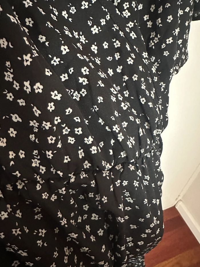 Robe Shein noir avec fleur blanche - photo numéro 2