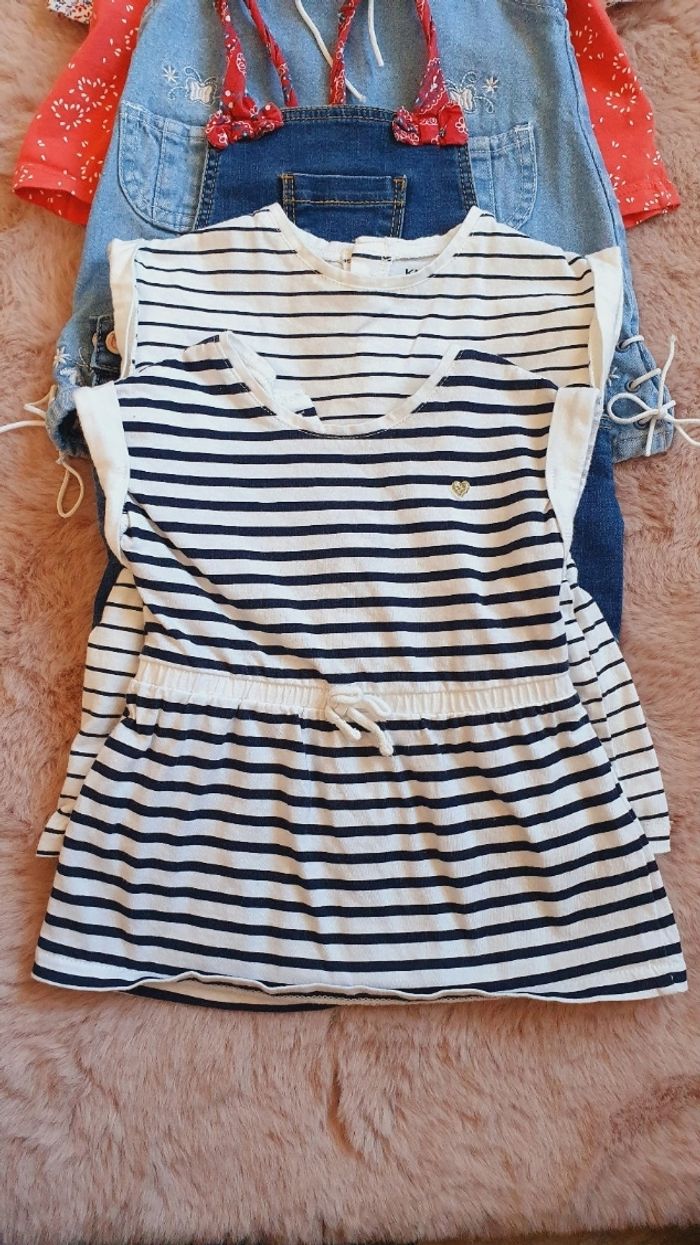 Robe bébé 3 mois ⚠️ Prix pour 1 robe 
2,50 € la robe 
25 € le lot de 12 robes + chapeau 

Sublimes robe pour bébé fille 
Très bon état 
Styles différents, été, col claudine, bretelles, petites manches, longue... 
Marques diverses : 3 pommes, petit bateau, - photo numéro 2