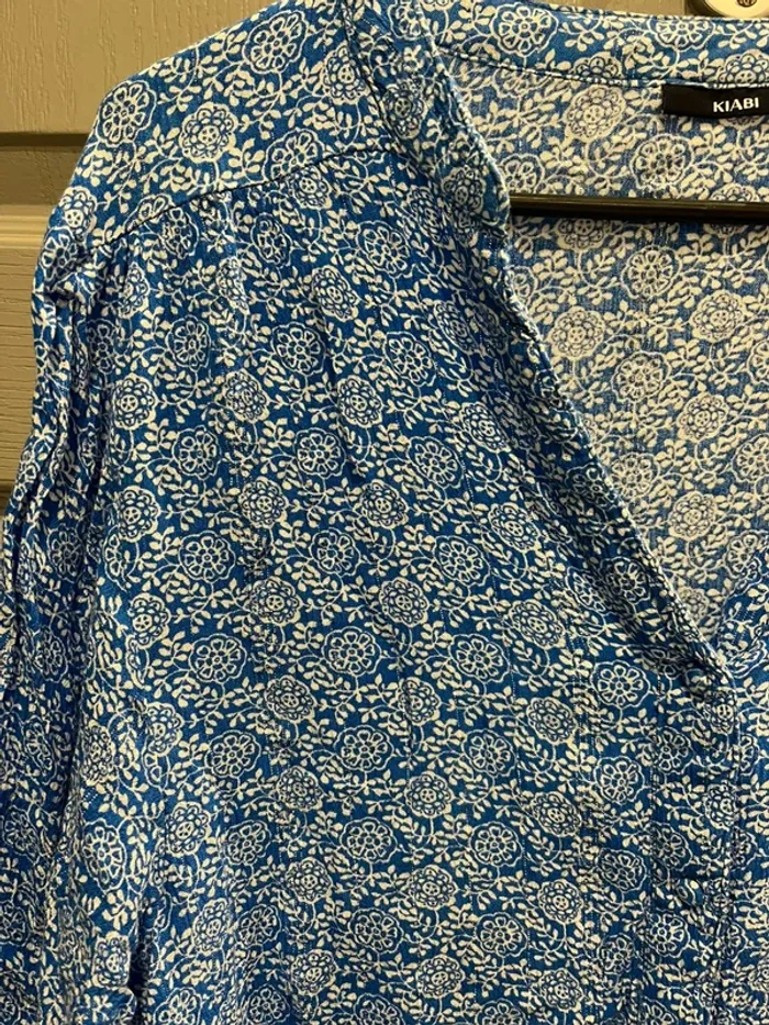 Chemise bleue fleurie - photo numéro 2