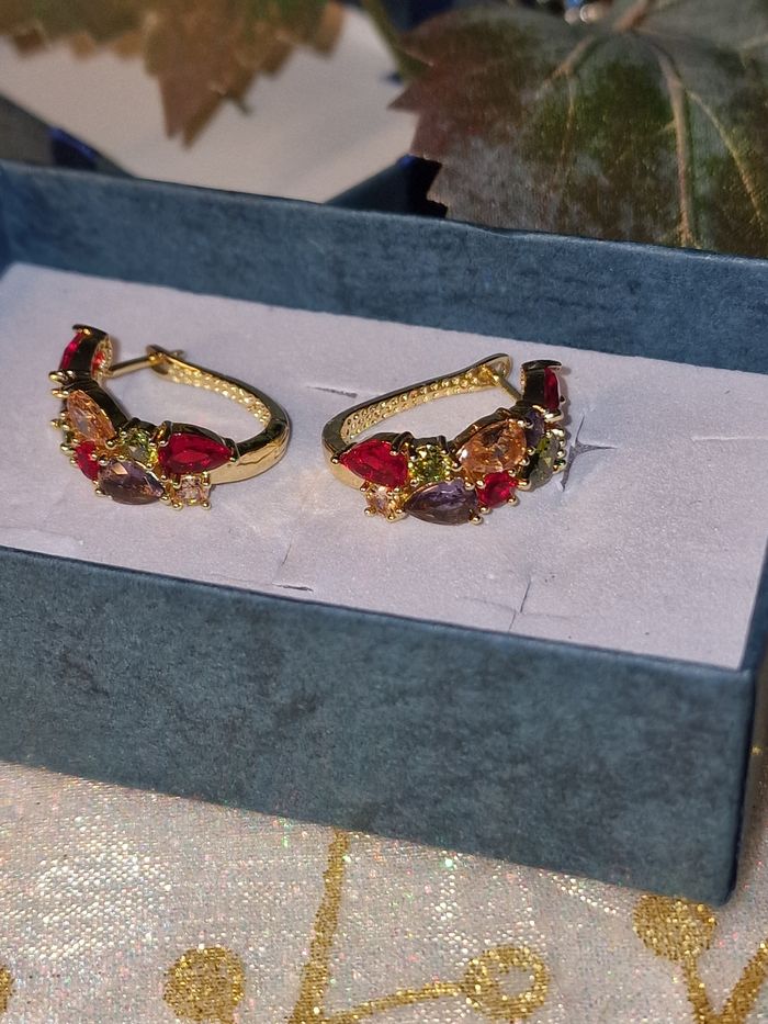 Adorables petites boucles d'oreilles incrustées cristaux - photo numéro 2