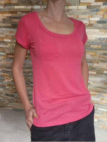 Tee-shirt rose manches courtes avec poche poitrine