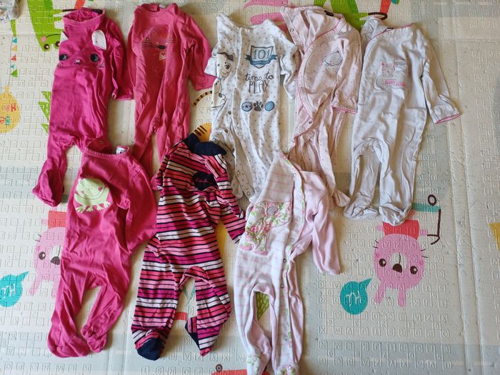 Vêtements 6 mois (body, pyjamas, t-shirt, pantalon, pull, robes) - photo numéro 3