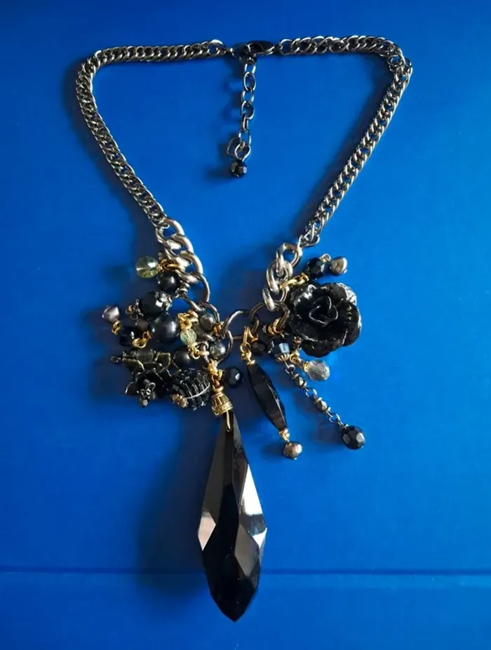 Collier long NEUF avec chaine argentée et breloques - photo numéro 3