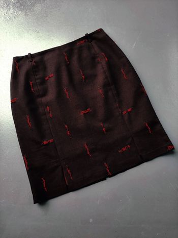 Jupe noire avec reflet et motifs rouges