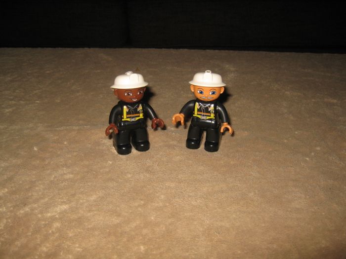 2 personnages pompiers lego duplo