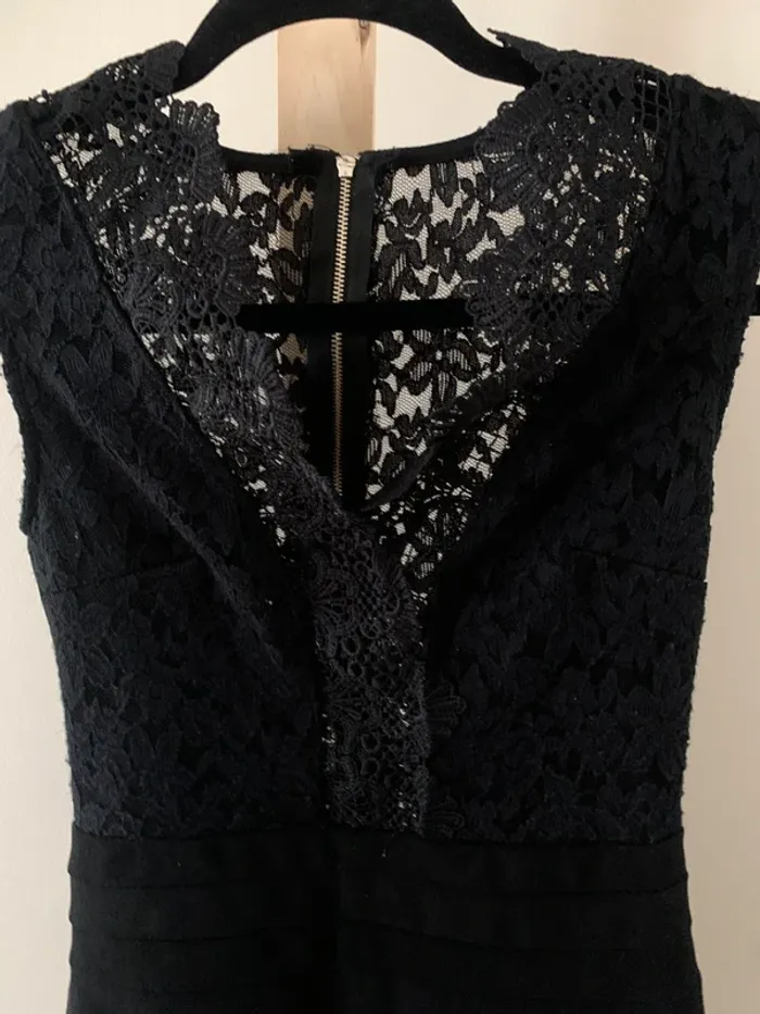Robe noire élégante avec dentelle – Taille S - photo numéro 2