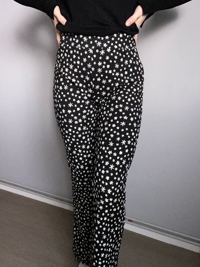 Pantalons noir à motif fleuri Kiabi taille s - photo numéro 2