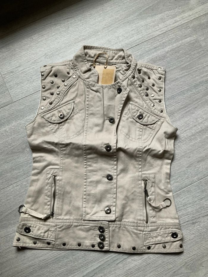 Pantacourt et veste beige clouté 10 ans (2 pièces)NEUF  n°27 - photo numéro 2