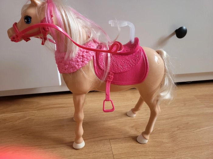 Cheval barbie avec cavalière