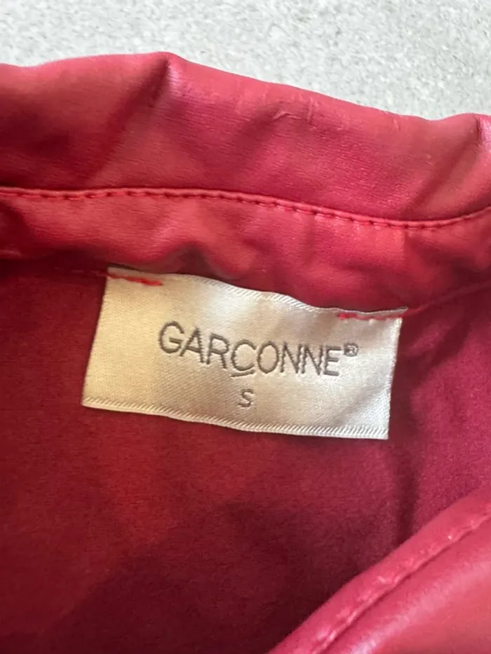 Veste chemise Garçonne rouge, taille S, bon état mais il y a une tâche - photo numéro 4