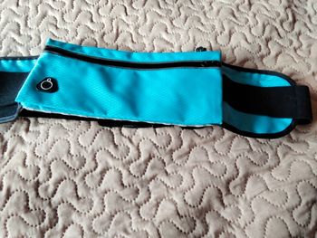 Sac banane bleu turquoise avec de jolis reflets. Matière aérée côté peau.