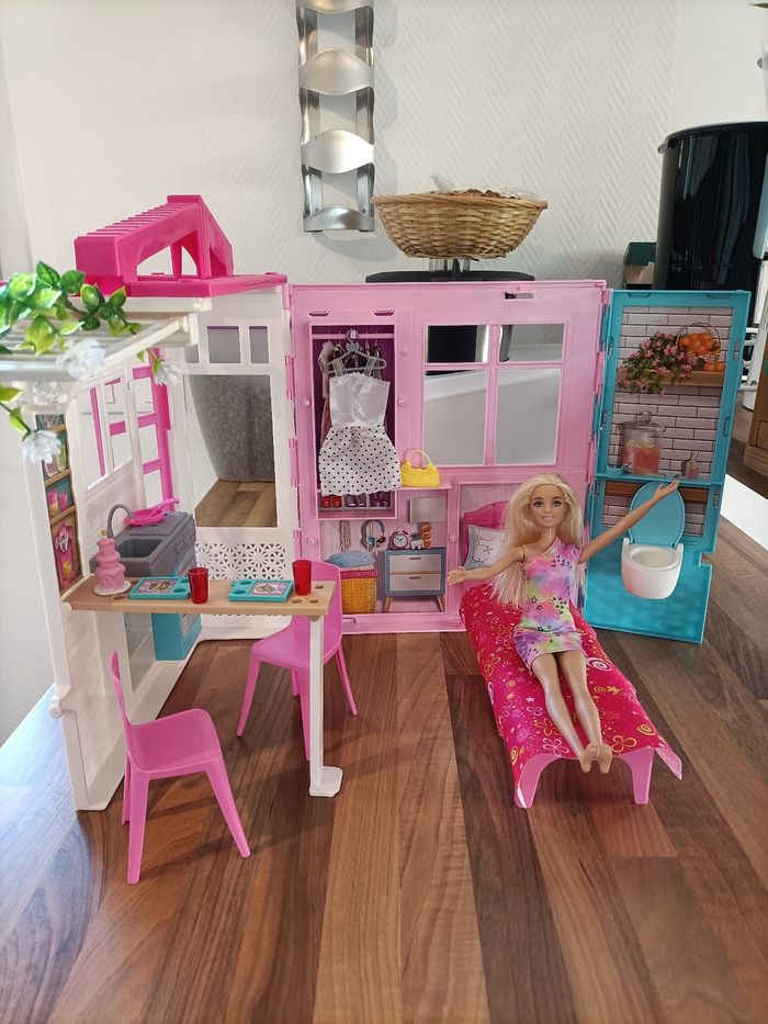 Jolie maison Barbie + 1 barbie + 2 tenues + meubles et accessoires - photo numéro 4