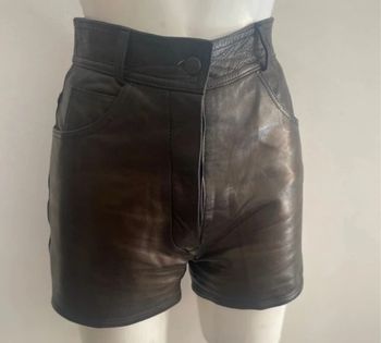 Short en cuir reflet doré