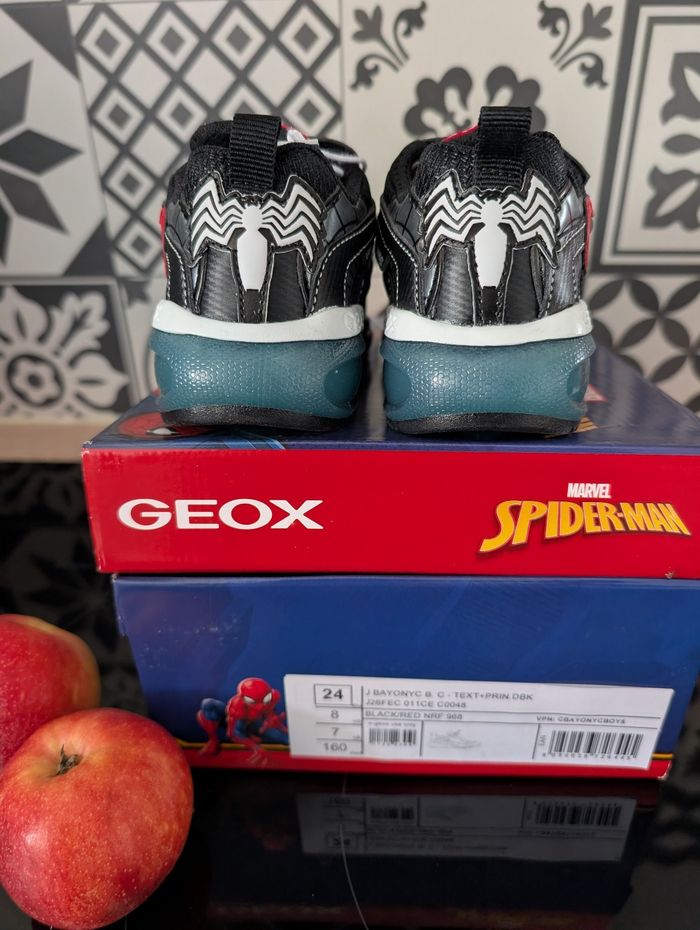 Baskets clignotants garçon. Taille 24. Neuf. Geox - photo numéro 2