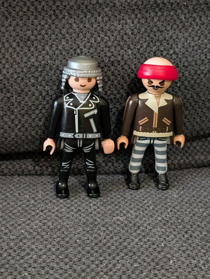 2 playmobil prisonniers