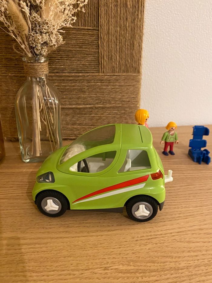 Petite voiture verte + personnages Playmobil - photo numéro 4