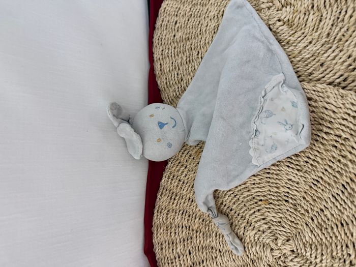 DOUDOU PLAT SUCRE D'ORGE LAPIN Bleu blanc 2 nouettes BALEINE