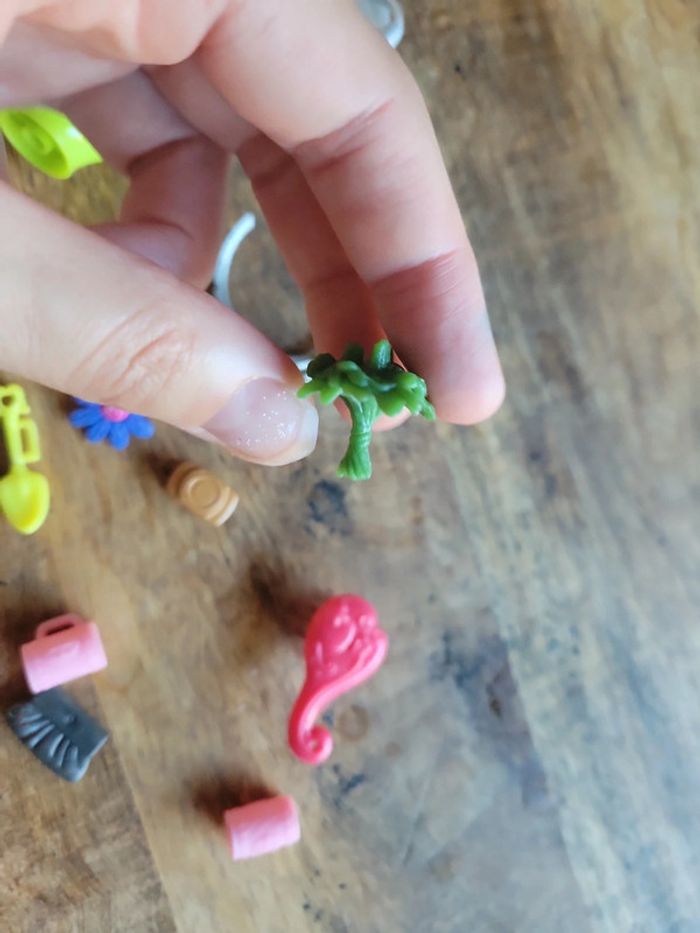 Lot accessoires pour poupée style barbie tenue main - photo numéro 11