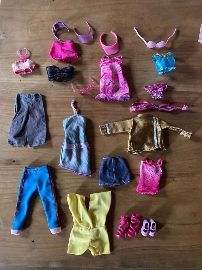 Lot de vêtements Barbie - photo numéro 3