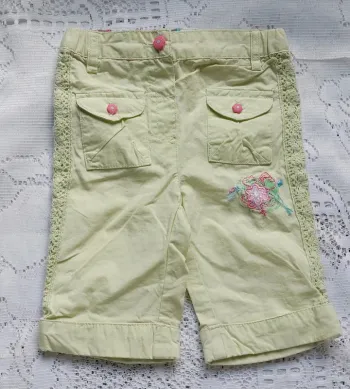 Adorable short Tex, vert pâle, en très bon état, taille  3 mois