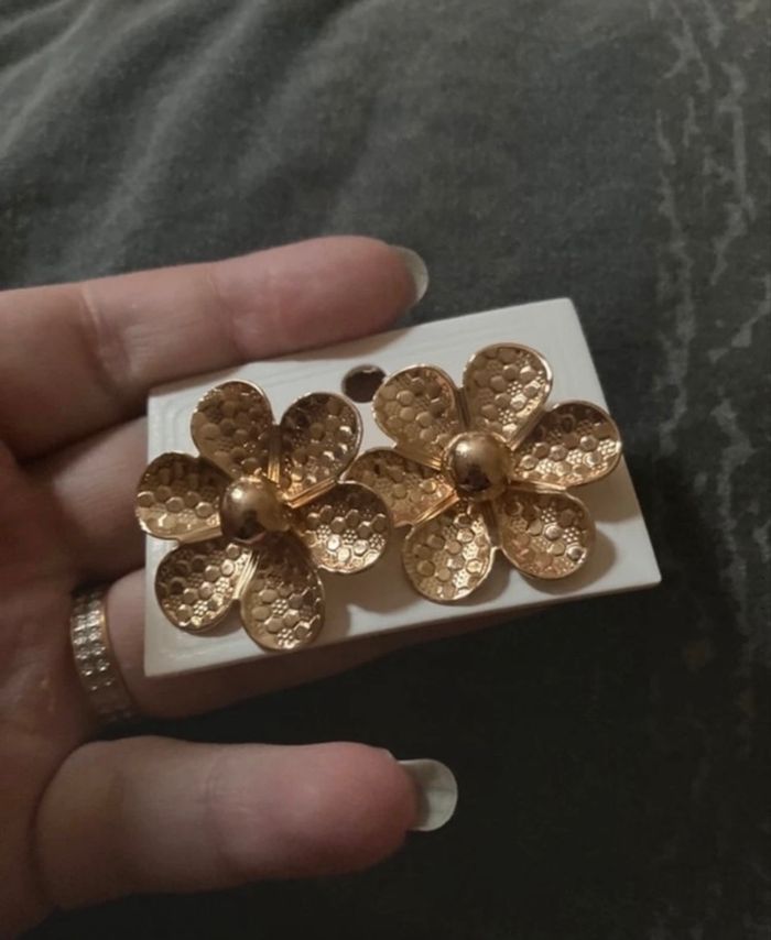 Boucles d’oreilles NEUVES avec étiquette pour femme en forme de fleurs 🌼. - photo numéro 6