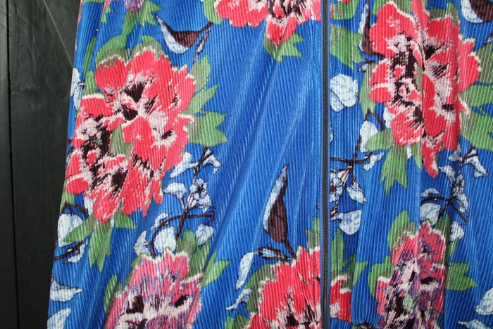 Veste bleue avec fleurs rose/rouge - photo numéro 4