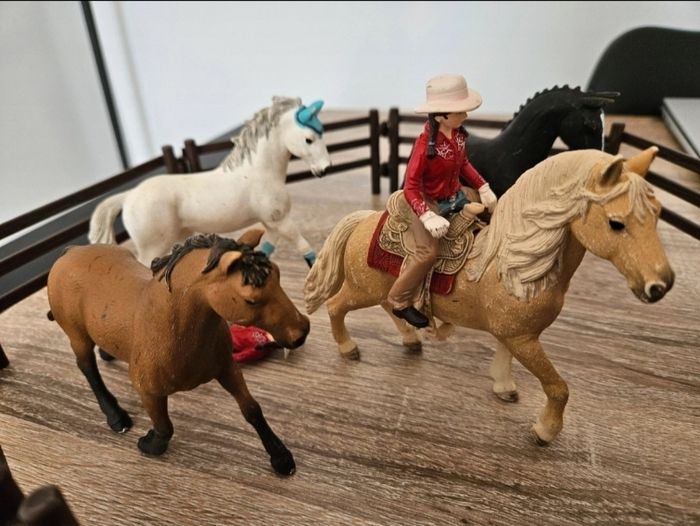 Lot 1 de 4 chevaux Schleich avec accessoires - photo numéro 2