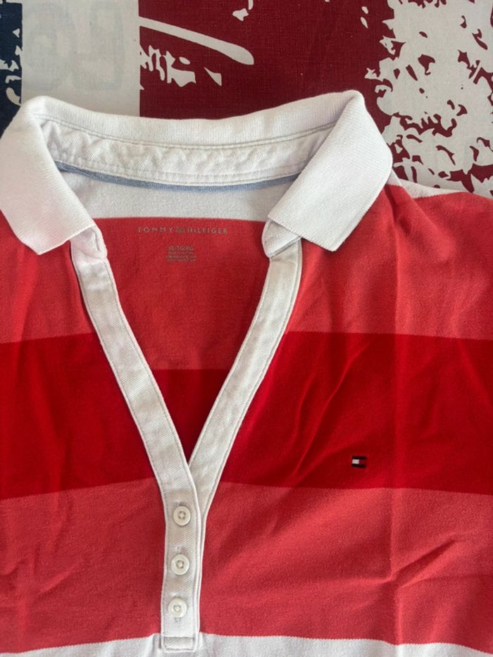 Polo Tommy Hilfiger taille L/XL blanc liserés rouge col V ouvert - photo numéro 2