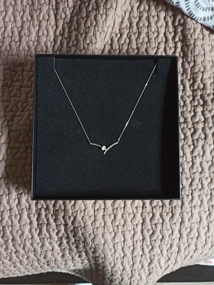 Collier or gris