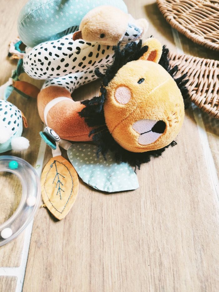 🦁Peluche doudou d'éveil Spirale multi activités sensorielle Tanzanie Lion en tissu Vertbaudet - photo numéro 4