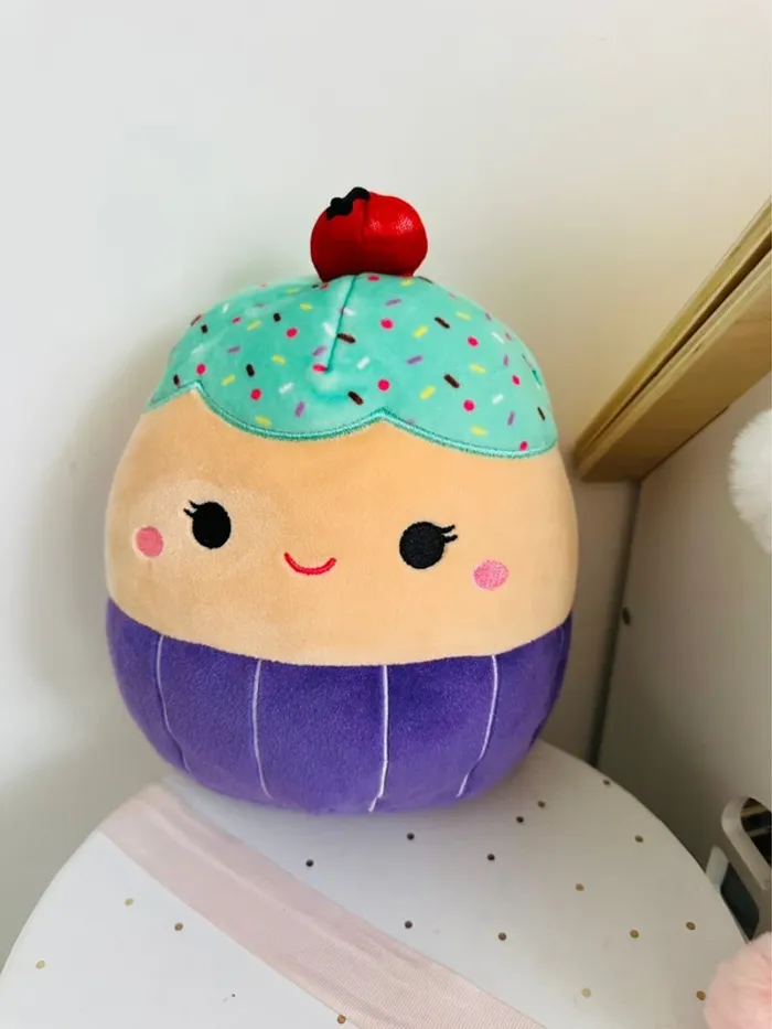 Peluche gâteau cerise