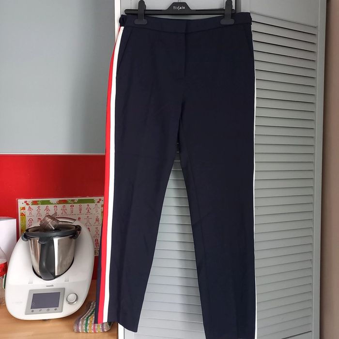Pantalon chino bleu marine avec bandes sur le côté