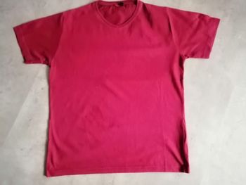 T shirt rouge bordeaux col V Taille M
