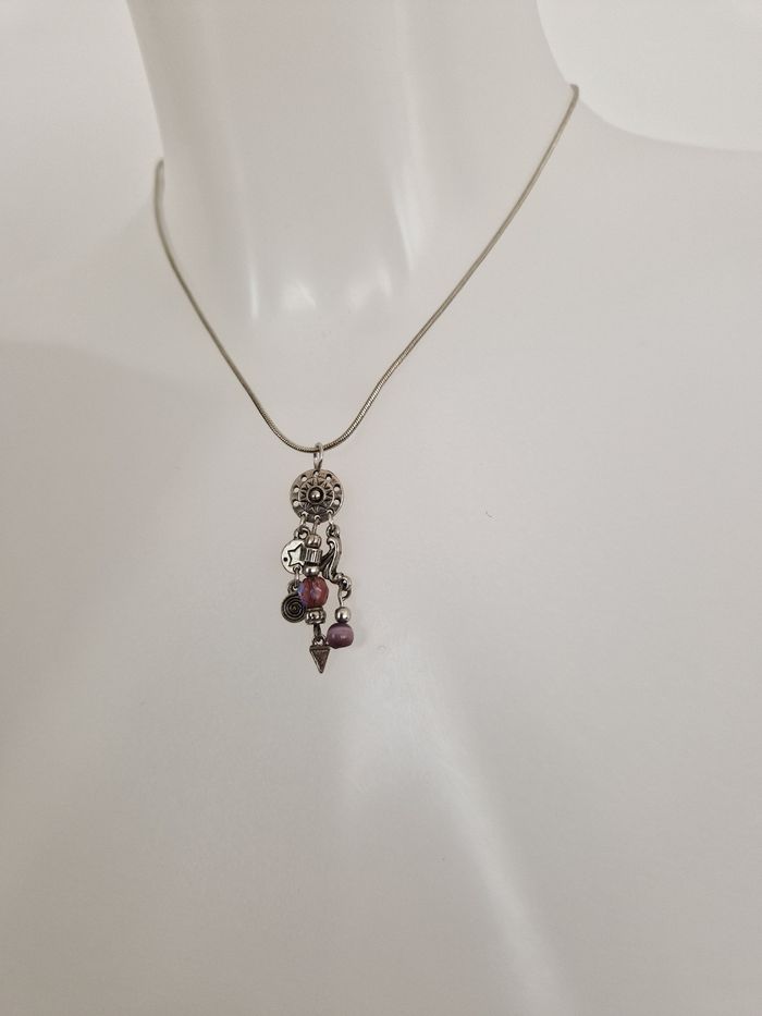 Collier argenté avec décorations et perles rosées - photo numéro 4