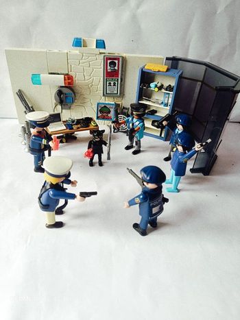 Playmobil Figurines et accessoires commissariat police Playmobil