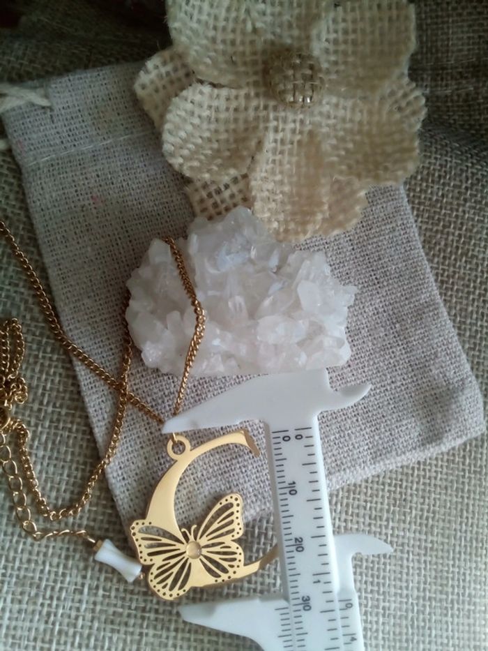 Collier lettre C avec papillon + pierre cristal de quartz - photo numéro 3