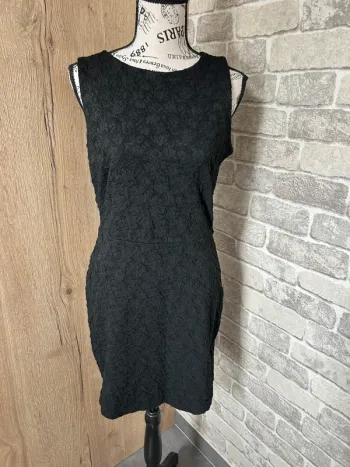Robe noire avec motif en relief léger taille 36