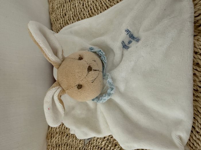 Doudou plat lapin blanc col bleu rayé DOUDOU ET COMPAGNIE