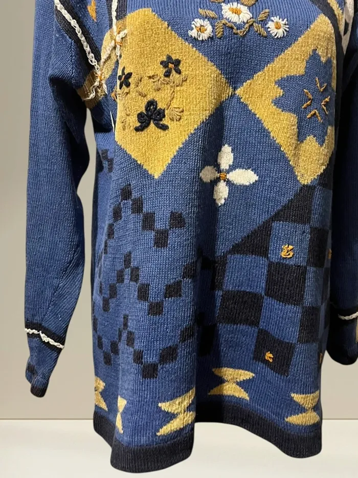Pull vintage bleu avec broderies fleuries – Taille L– Style rétro - photo numéro 3