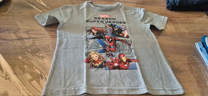 Tee-shirt marvel " season of super heroes" disneyland paris 6 ans