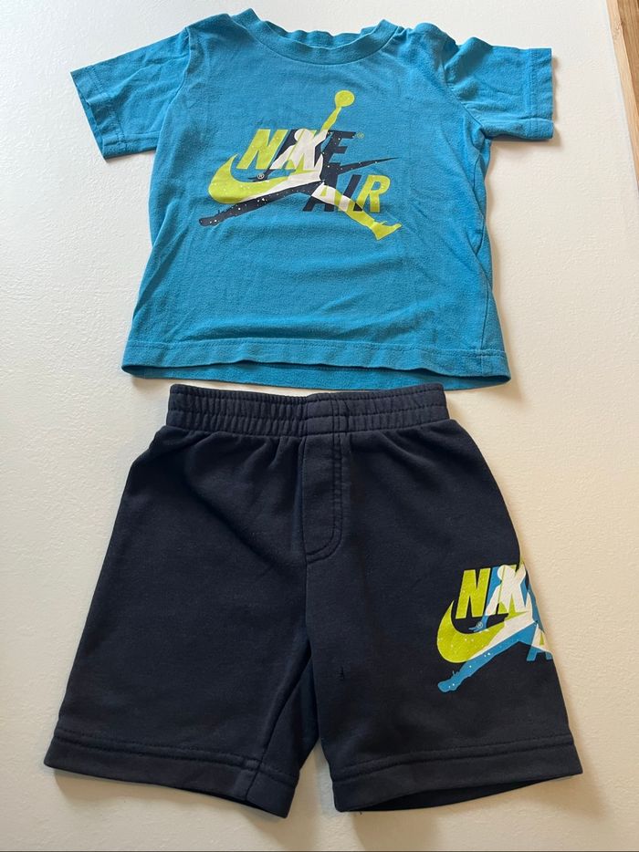 Ensemble Nike Jordan 2/3 ans