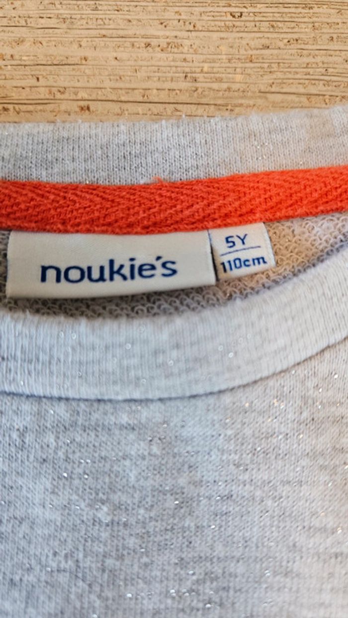 Pull léger gris clair brillant, manches longues, Noukie's, 5 ans, neuf - photo numéro 5