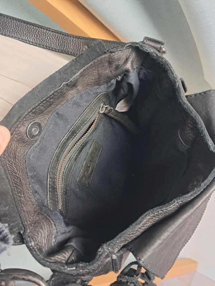 Ikks sac à main bandoulière besace en cuir noir - photo numéro 15
