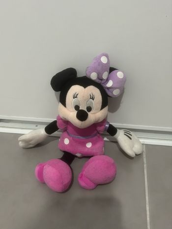 Peluche Minnie rose  TBE  acheté à Disney 