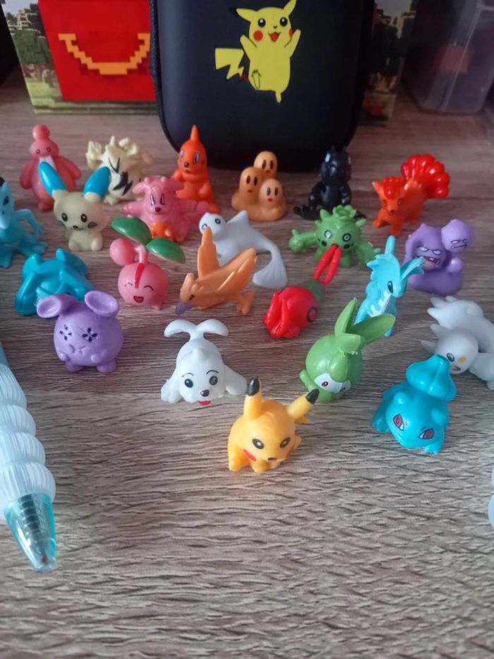 Lot pochette + 24 minis figurines + 2 stylos thème pokemon neufs - photo numéro 4
