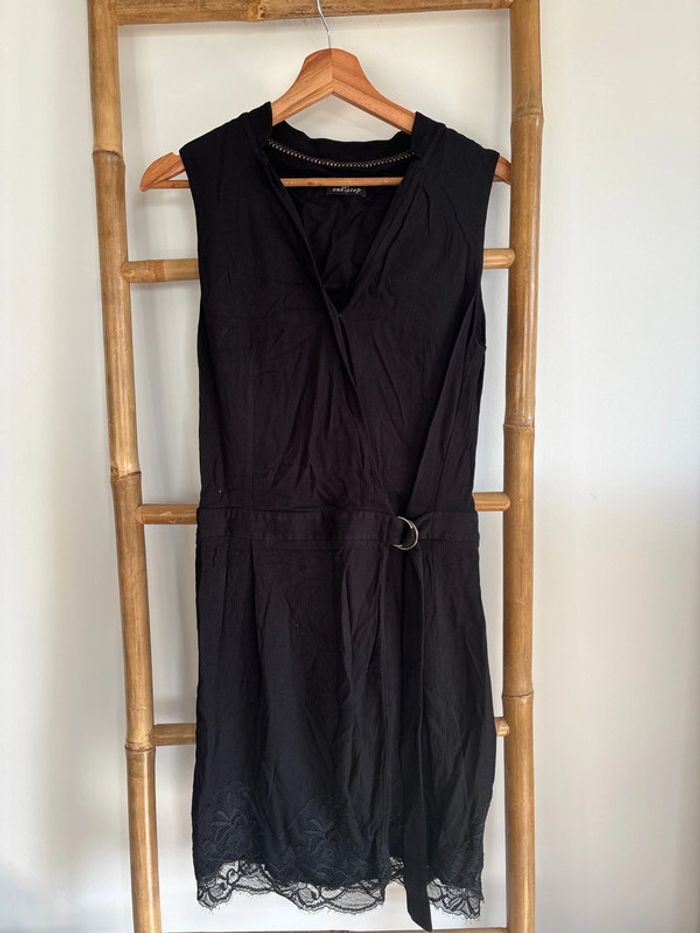 Robe noire avec bas en dentelle