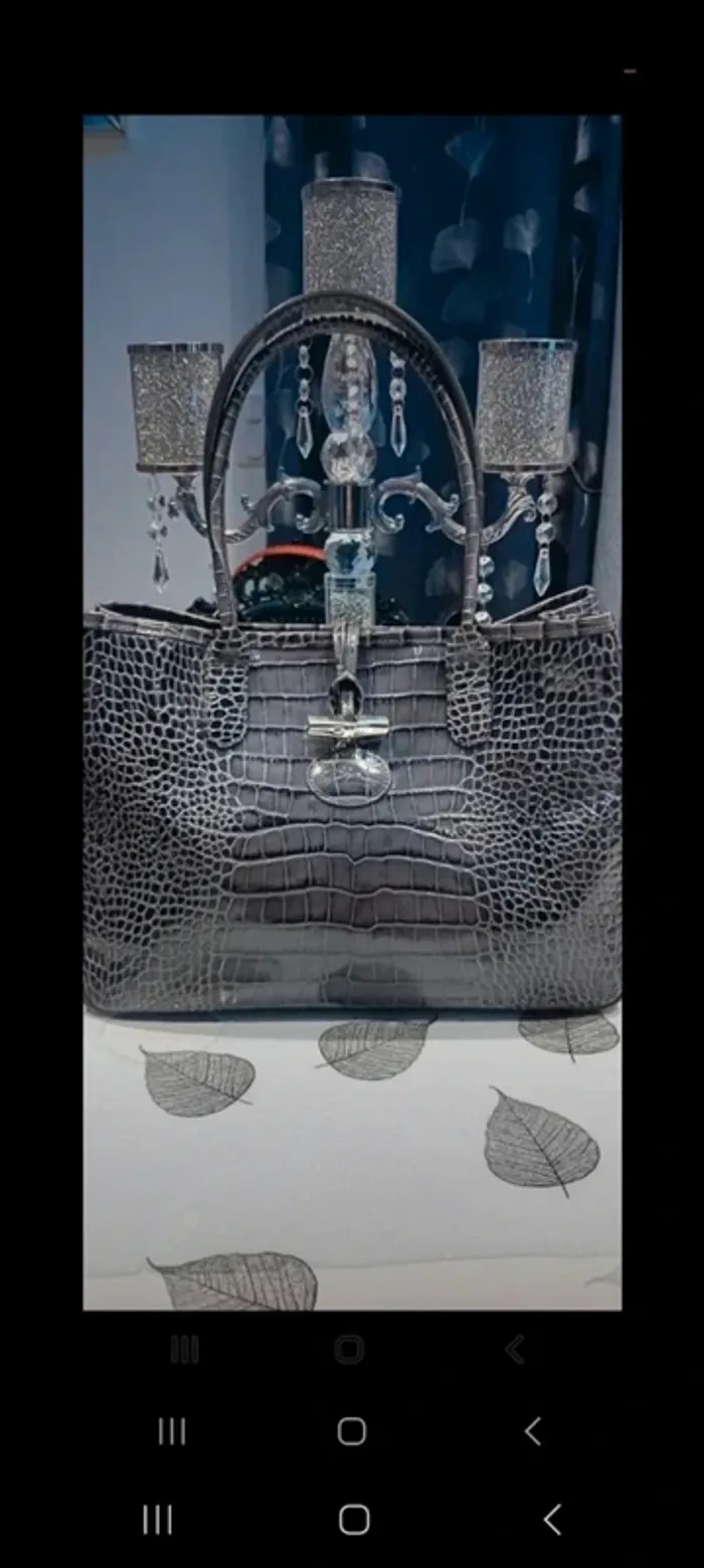 Sac longchamp grande capacité en porte épaule en cuir croco l état du sac en photo 
26x37x12